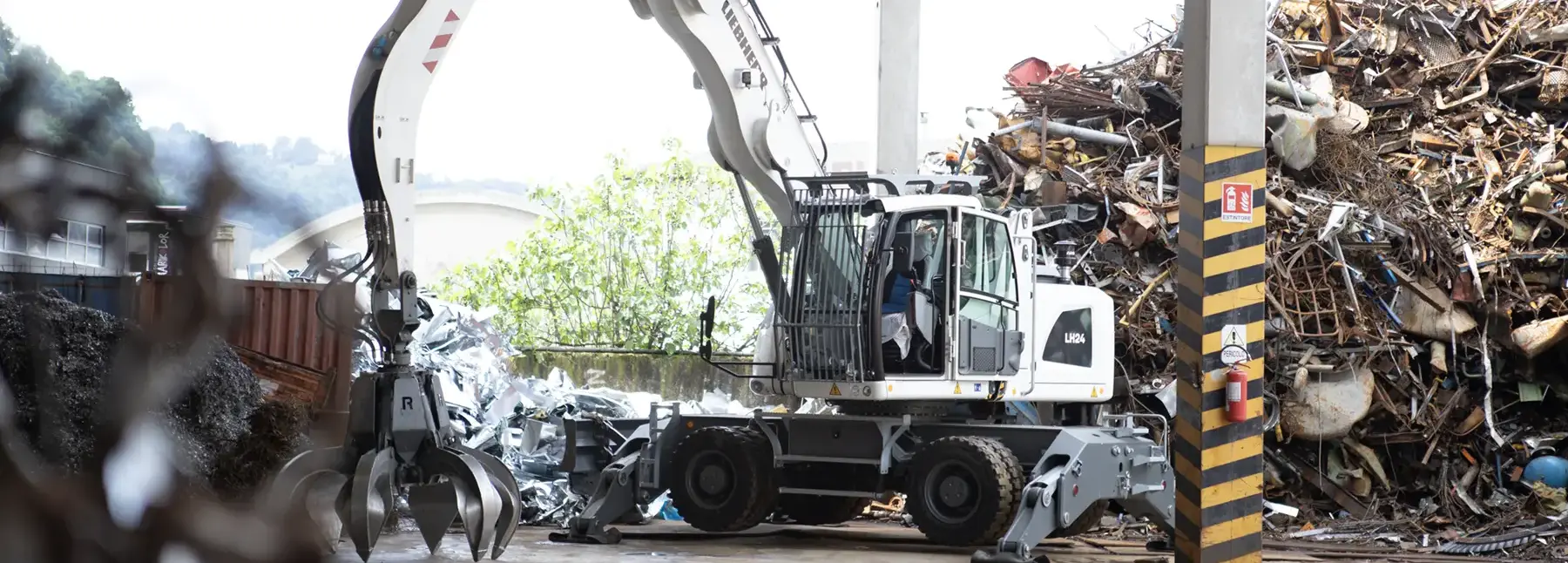 escavatore industriale con pinza idraulica