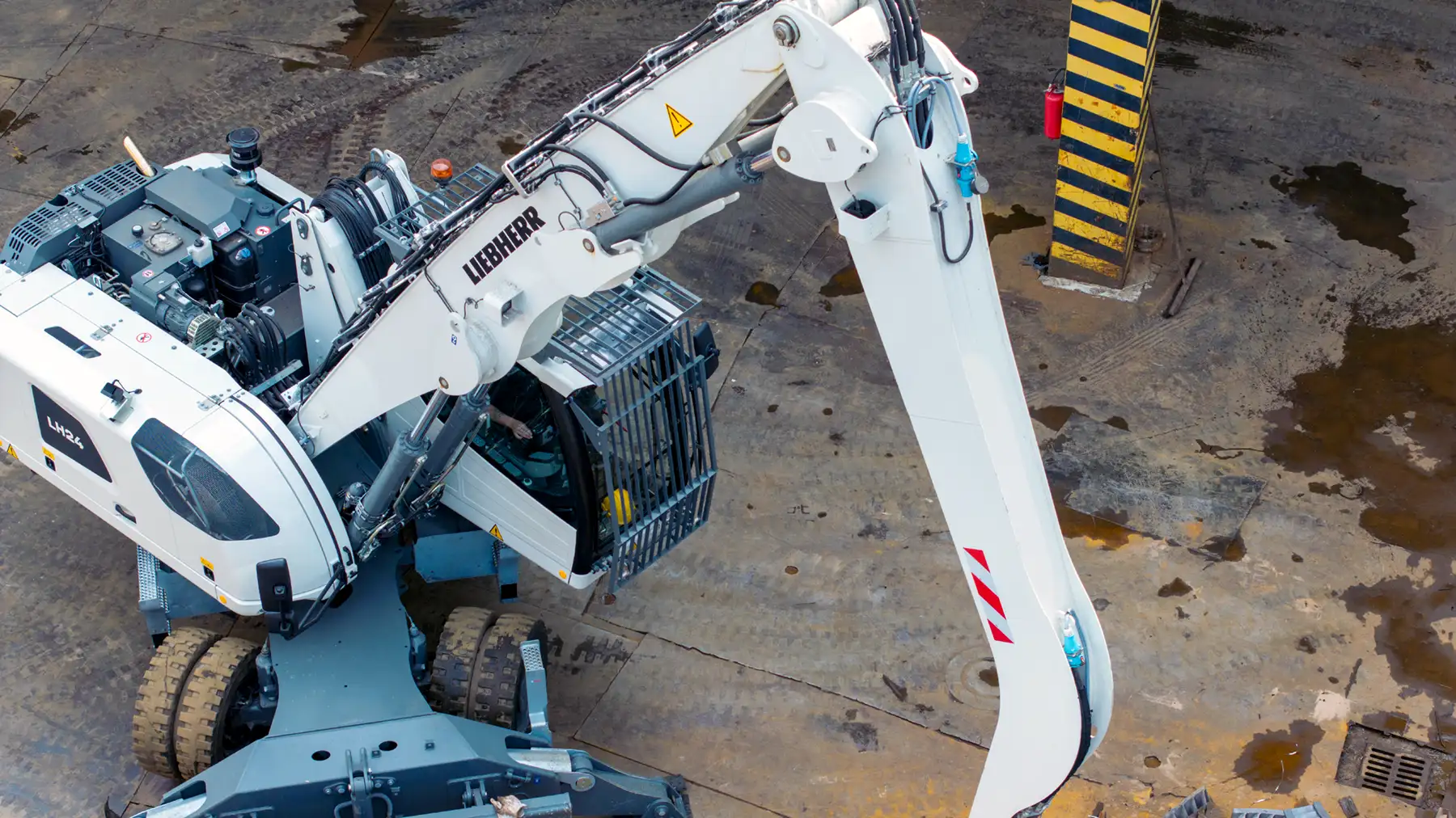 Macchina Liebherr LH24 per demolizioni industriali